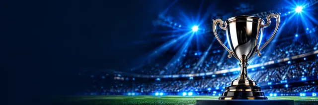 Troféu metálico em estádio iluminado